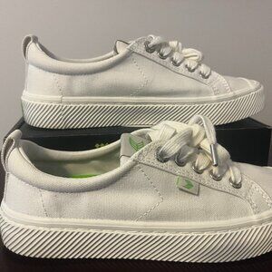 Cariuma Women’s OCA Low shoes, Off White Canvas